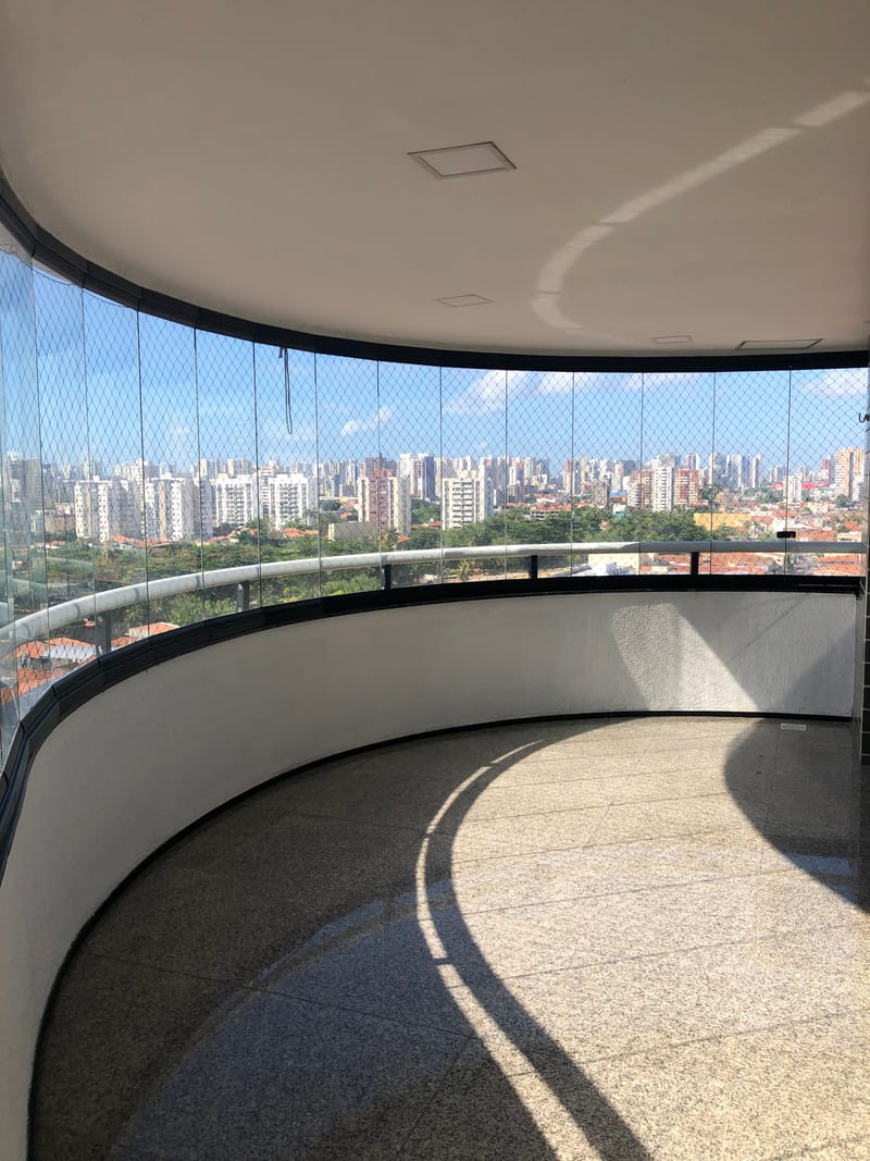 Varanda envidraçada com cortina de vidro executada em Edifício Ana Amélia Boulevard, Fortaleza — foto 2 de 5