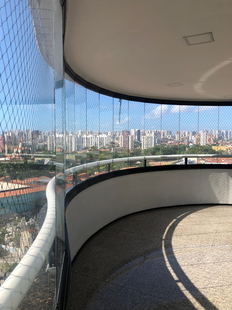 Varanda envidraçada com cortina de vidro executada em Edifício Ana Amélia Boulevard, Fortaleza — foto 3 de 5