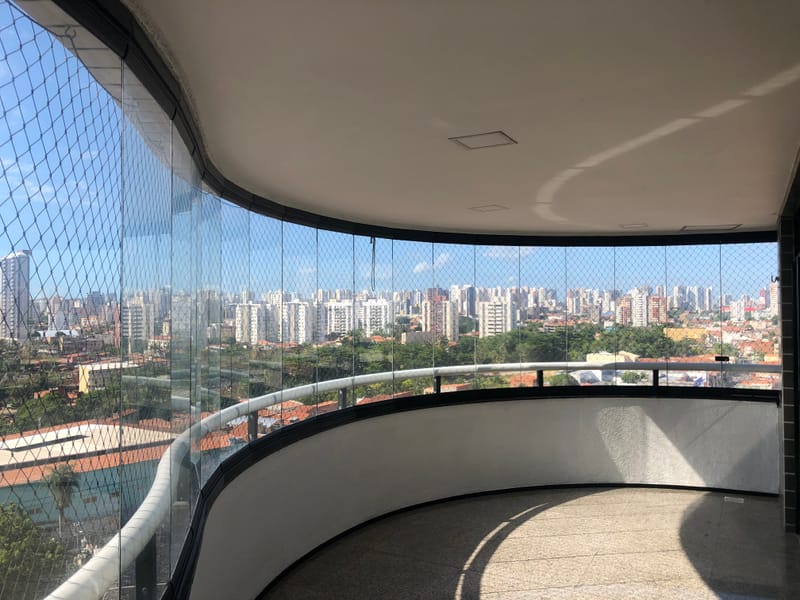 Varanda envidraçada com cortina de vidro executada em Edifício Ana Amélia Boulevard, Fortaleza — foto 4 de 5