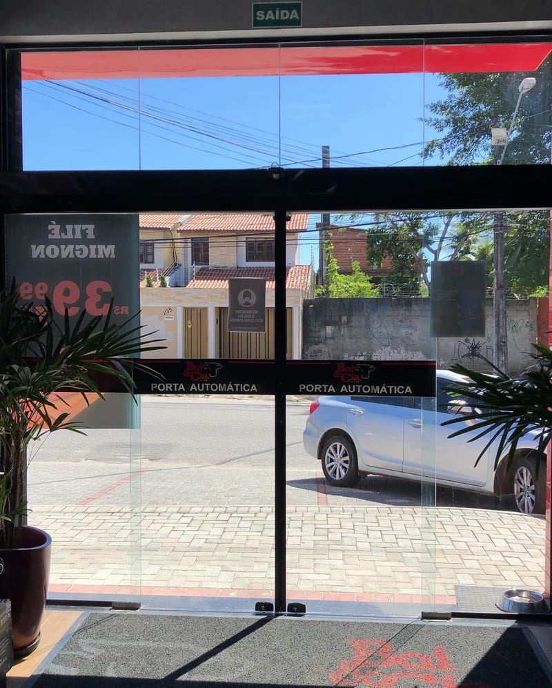 Portas e divisórias de vidro executadas em Boi & Cia, Fortaleza — foto 3 de 4