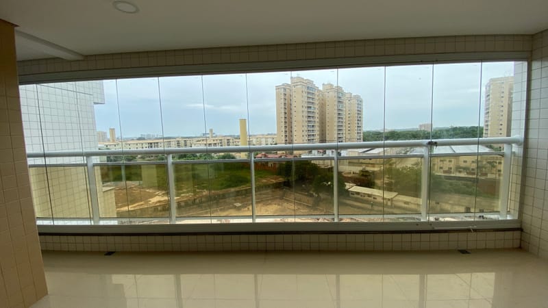 Varanda envidraçada com cortina de vidro executada em Condomínio Inovatto, Fortaleza