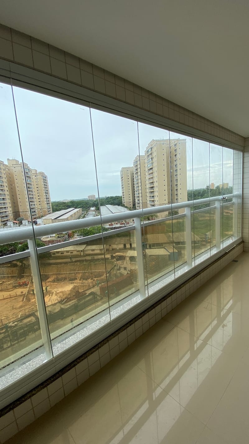 Varanda envidraçada com cortina de vidro executada em Condomínio Inovatto, Fortaleza — foto 2 de 3