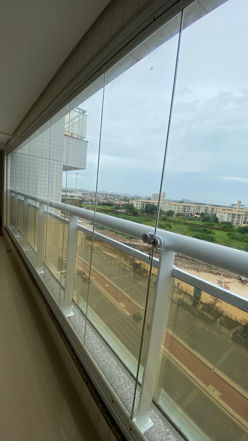 Varanda envidraçada com cortina de vidro executada em Condomínio Inovatto, Fortaleza — foto 3 de 3