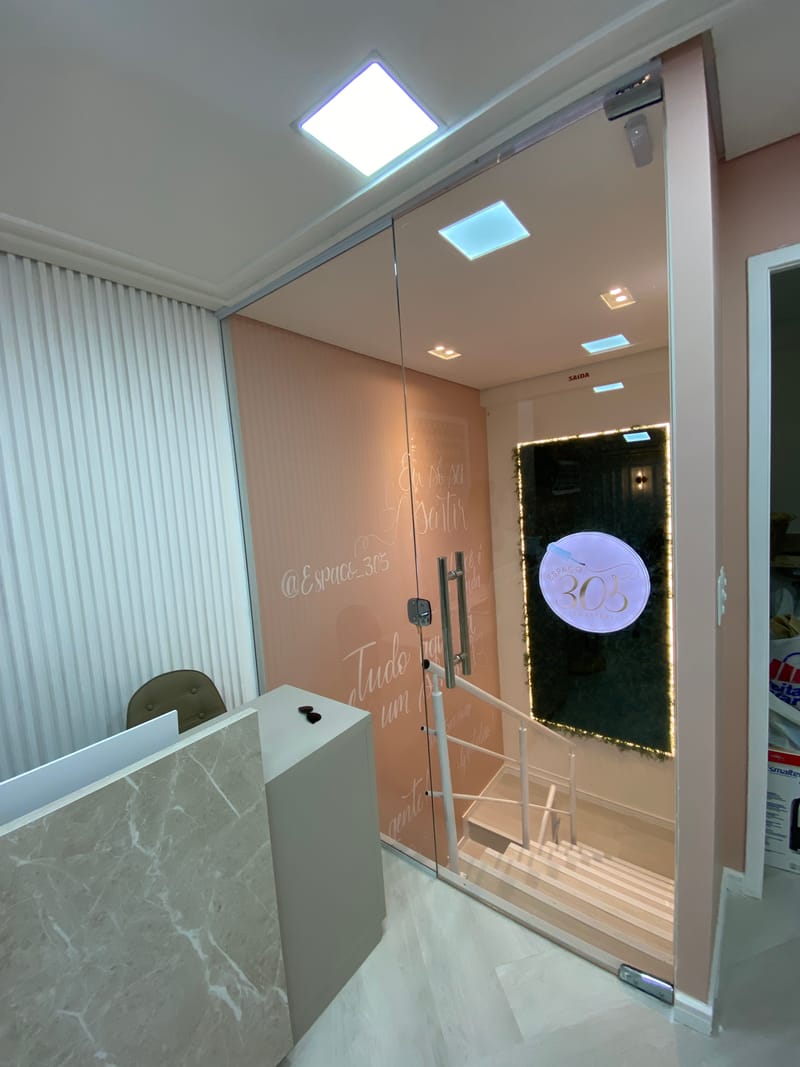 Portas e divisórias de vidro executadas em Espaço 305, Fortaleza — foto 4 de 6