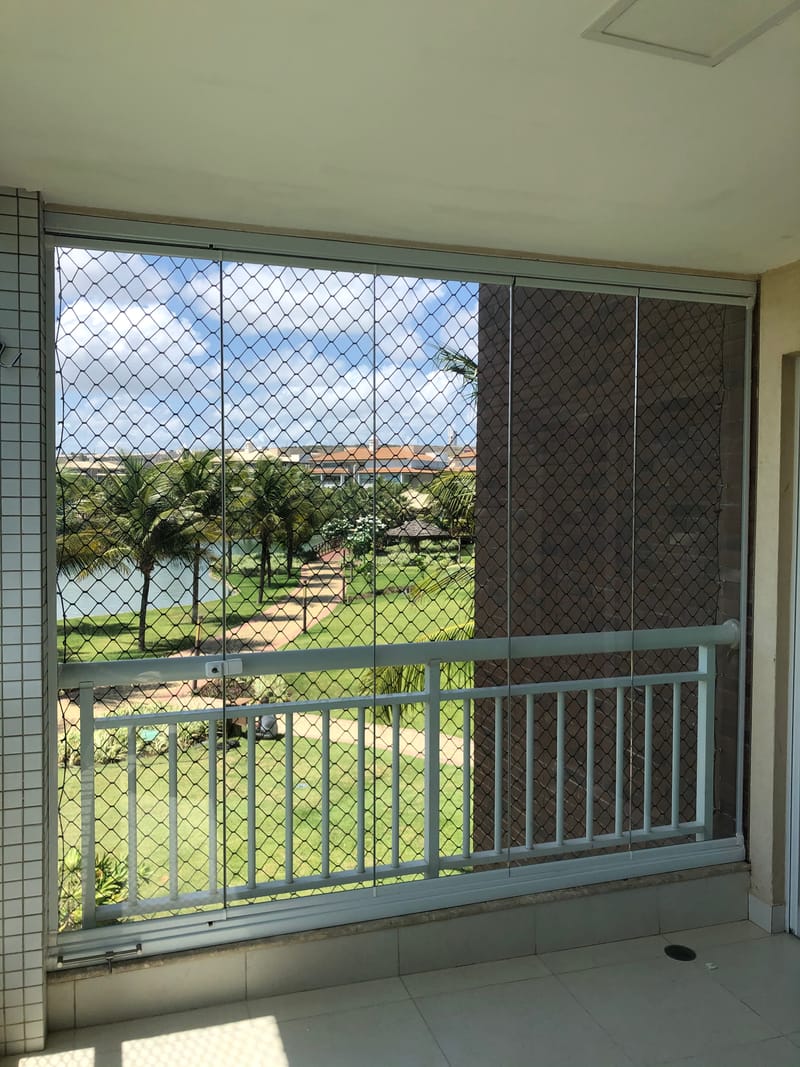 Varanda envidraçada com cortina de vidro executada em Golf Ville, Fortaleza
