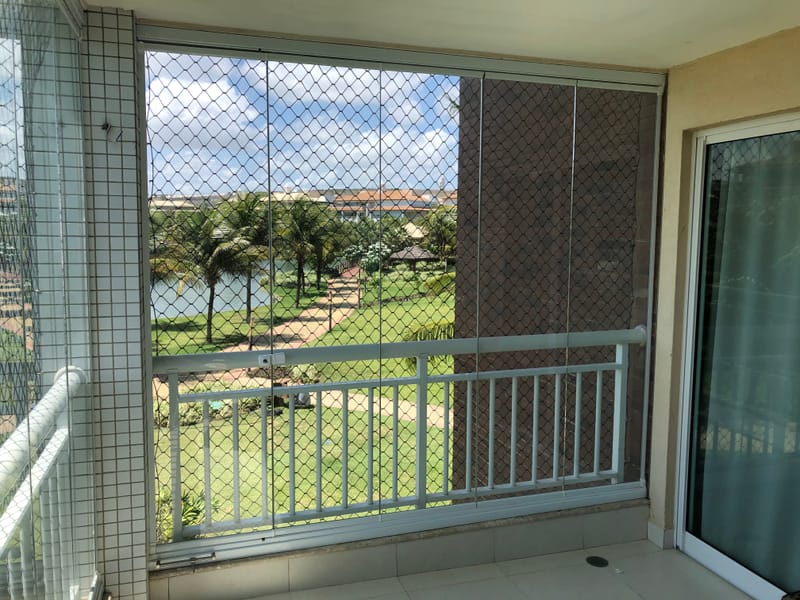 Varanda envidraçada com cortina de vidro executada em Golf Ville, Fortaleza — foto 2 de 3