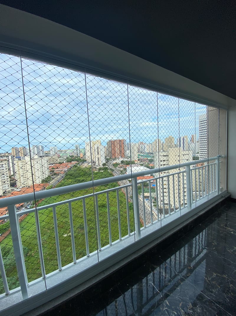 Varanda envidraçada com cortina de vidro executada em Helbor Parque Clube, Fortaleza