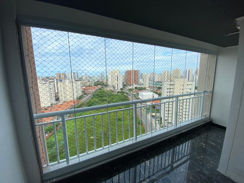 Varanda envidraçada com cortina de vidro executada em Helbor Parque Clube, Fortaleza — foto 2 de 3