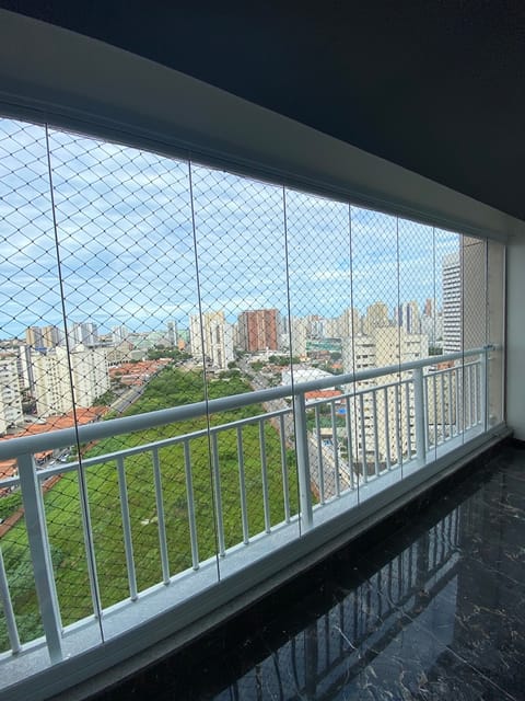 Varanda envidraçada com cortina de vidro executada em Helbor Parque Clube, Fortaleza — foto 3 de 3
