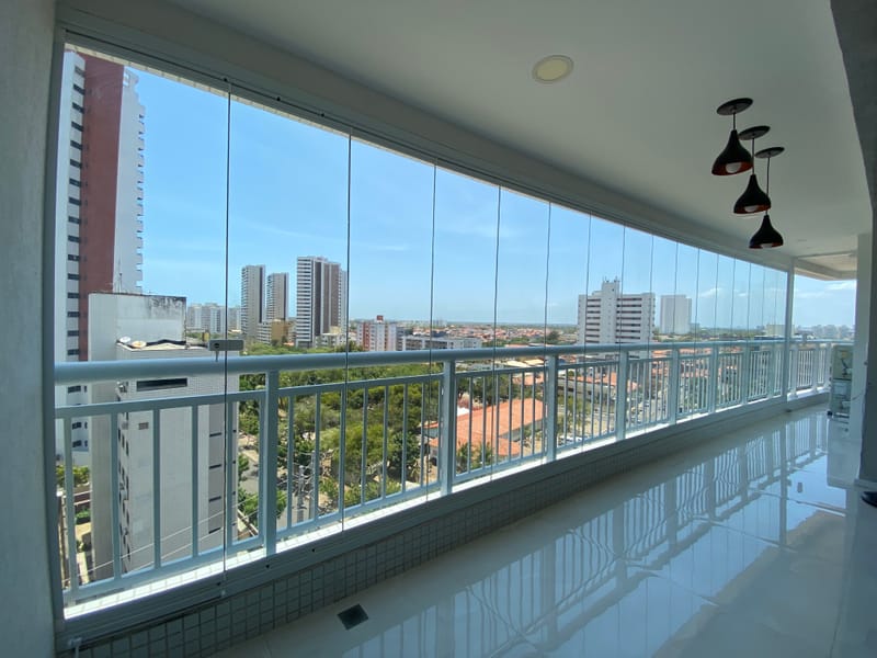 Varanda envidraçada com cortina de vidro executada em Helbor Reserva, Fortaleza