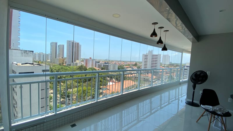 Varanda envidraçada com cortina de vidro executada em Helbor Reserva, Fortaleza — foto 2 de 6