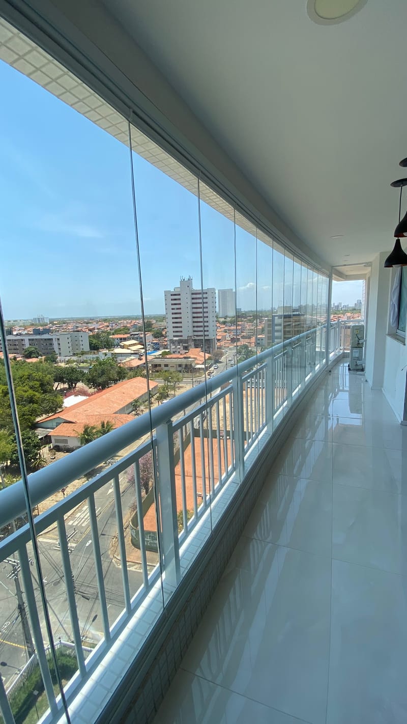Varanda envidraçada com cortina de vidro executada em Helbor Reserva, Fortaleza — foto 3 de 6