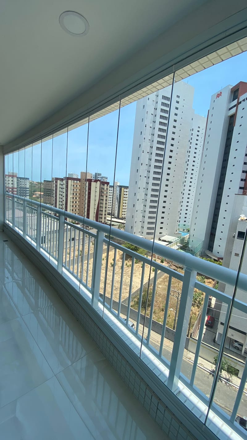 Varanda envidraçada com cortina de vidro executada em Helbor Reserva, Fortaleza — foto 4 de 6