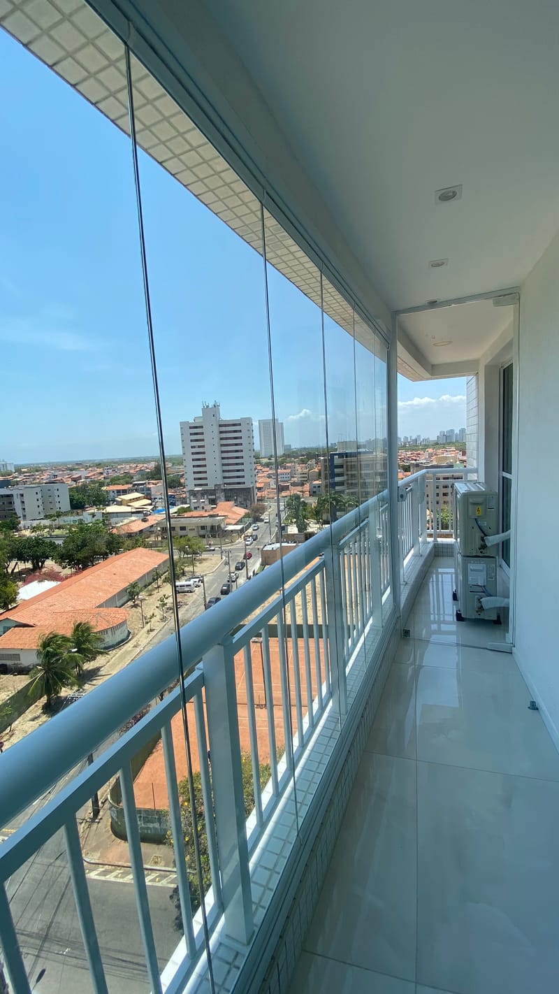 Varanda envidraçada com cortina de vidro executada em Helbor Reserva, Fortaleza — foto 5 de 6
