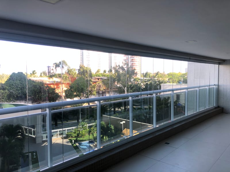Varanda envidraçada com cortina de vidro executada em Maison de La Musique, Fortaleza