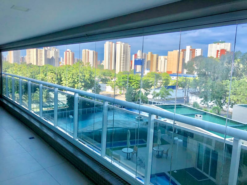Varanda envidraçada com cortina de vidro executada em Maison de La Musique, Fortaleza — foto 2 de 3