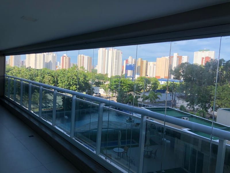 Varanda envidraçada com cortina de vidro executada em Maison de La Musique, Fortaleza — foto 3 de 3