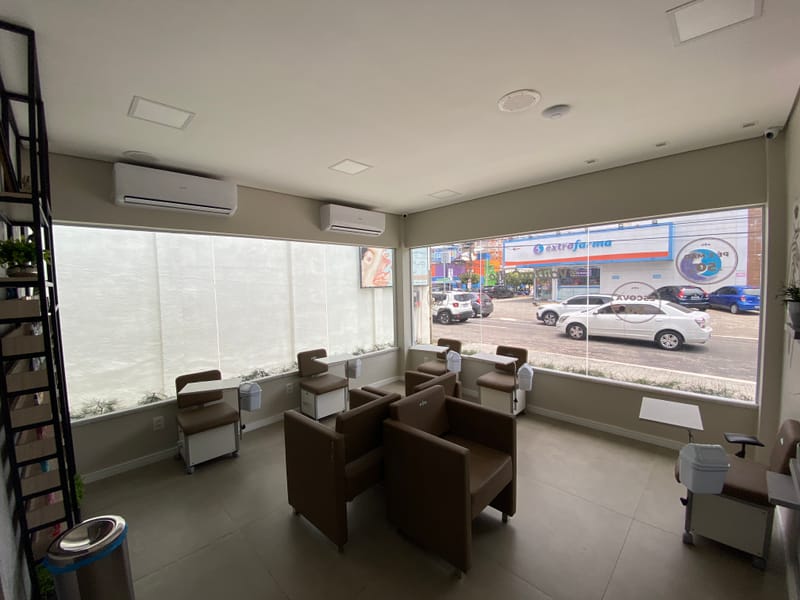 Portas e divisórias de vidro executadas em Majô Beauty Club, Fortaleza