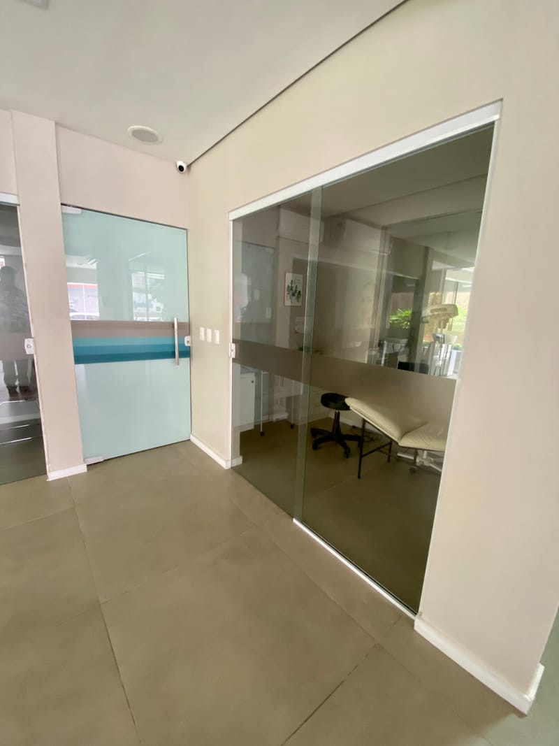 Portas e divisórias de vidro executadas em Majô Beauty Club, Fortaleza — foto 4 de 6