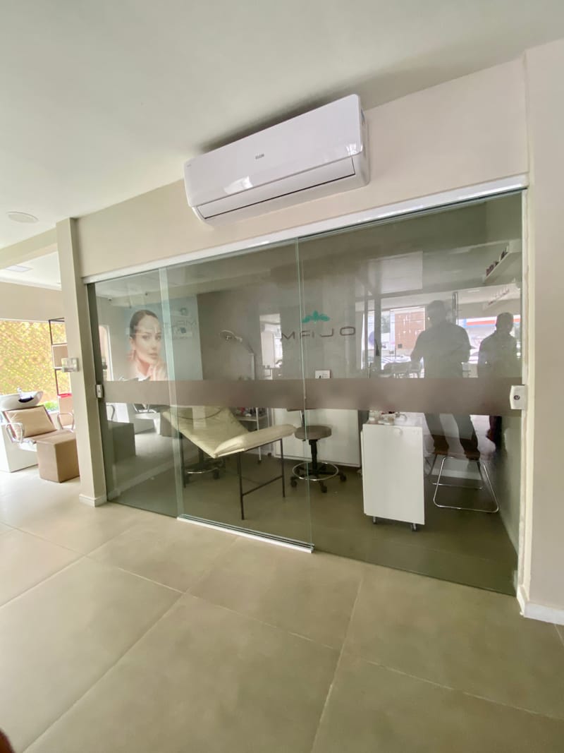 Portas e divisórias de vidro executadas em Majô Beauty Club, Fortaleza — foto 5 de 6