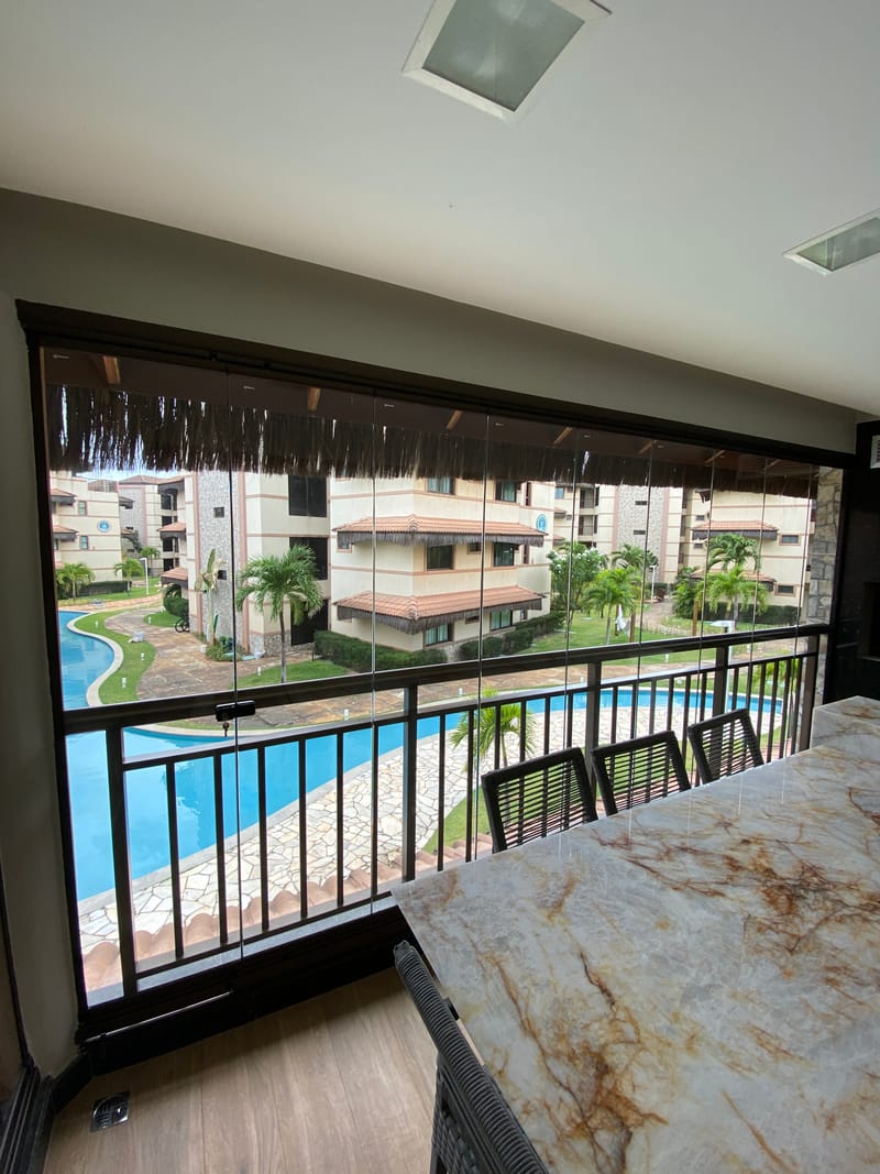 Varanda envidraçada com cortina de vidro executada em Manhattan Beach Riviera, Fortaleza