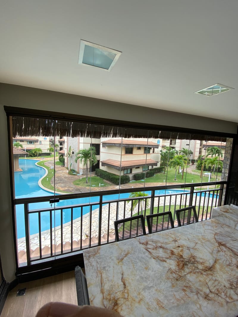 Varanda envidraçada com cortina de vidro executada em Manhattan Beach Riviera, Fortaleza — foto 2 de 5