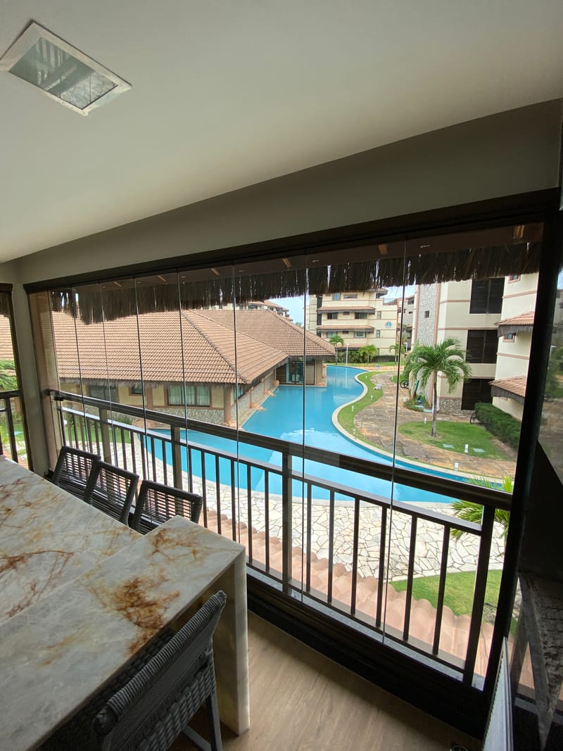 Varanda envidraçada com cortina de vidro executada em Manhattan Beach Riviera, Fortaleza — foto 3 de 5