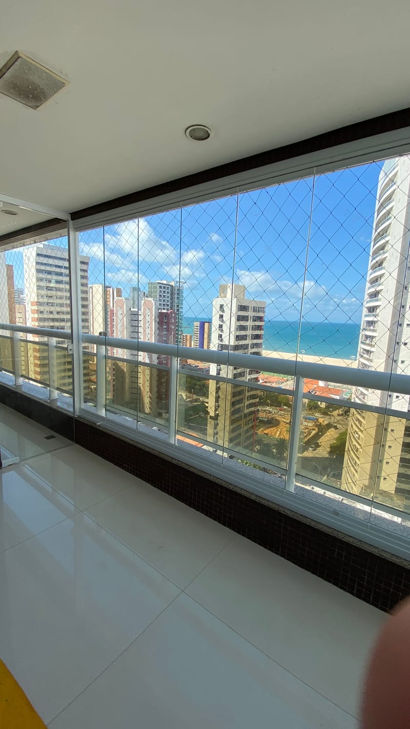Varanda envidraçada com cortina de vidro executada em Paço do Bem, Fortaleza