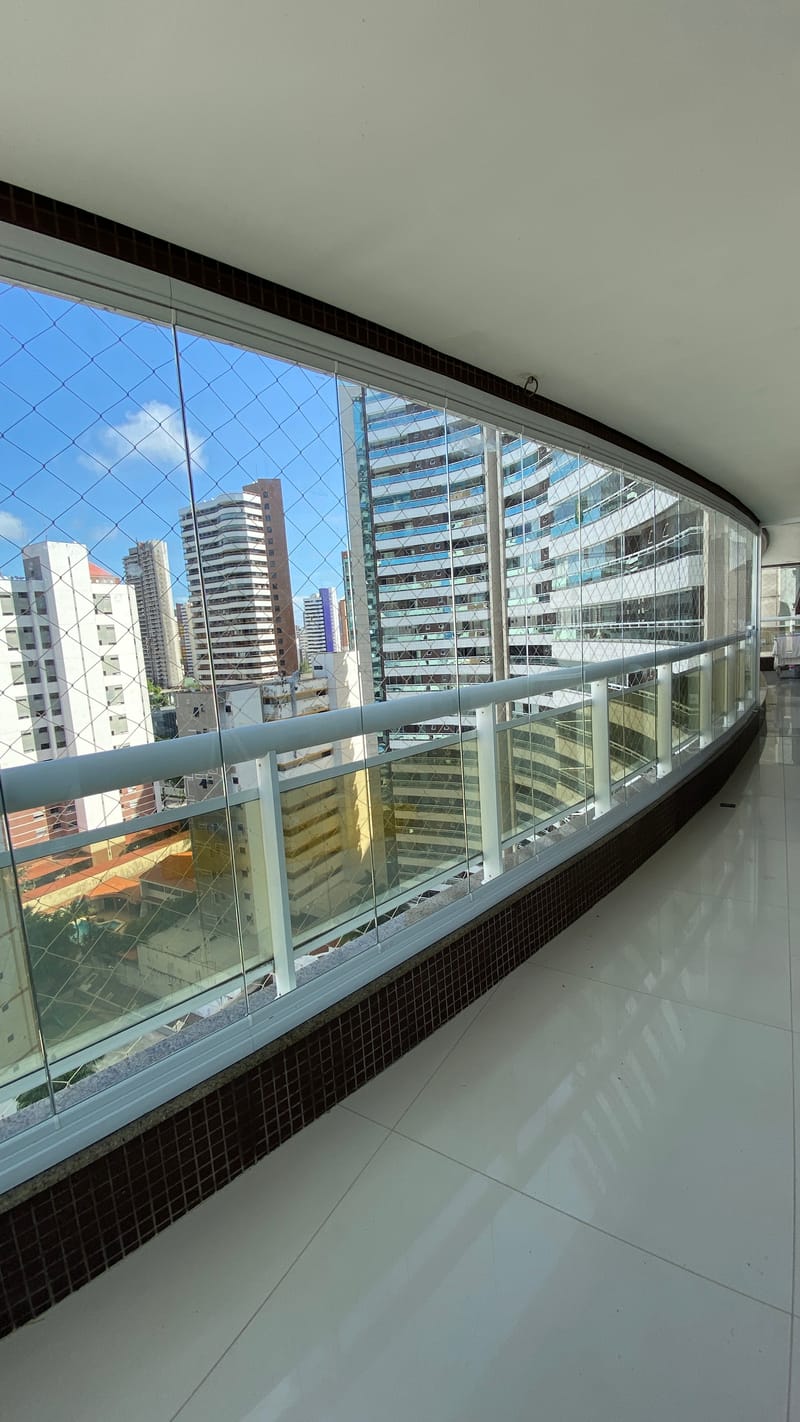 Varanda envidraçada com cortina de vidro executada em Paço do Bem, Fortaleza — foto 2 de 3
