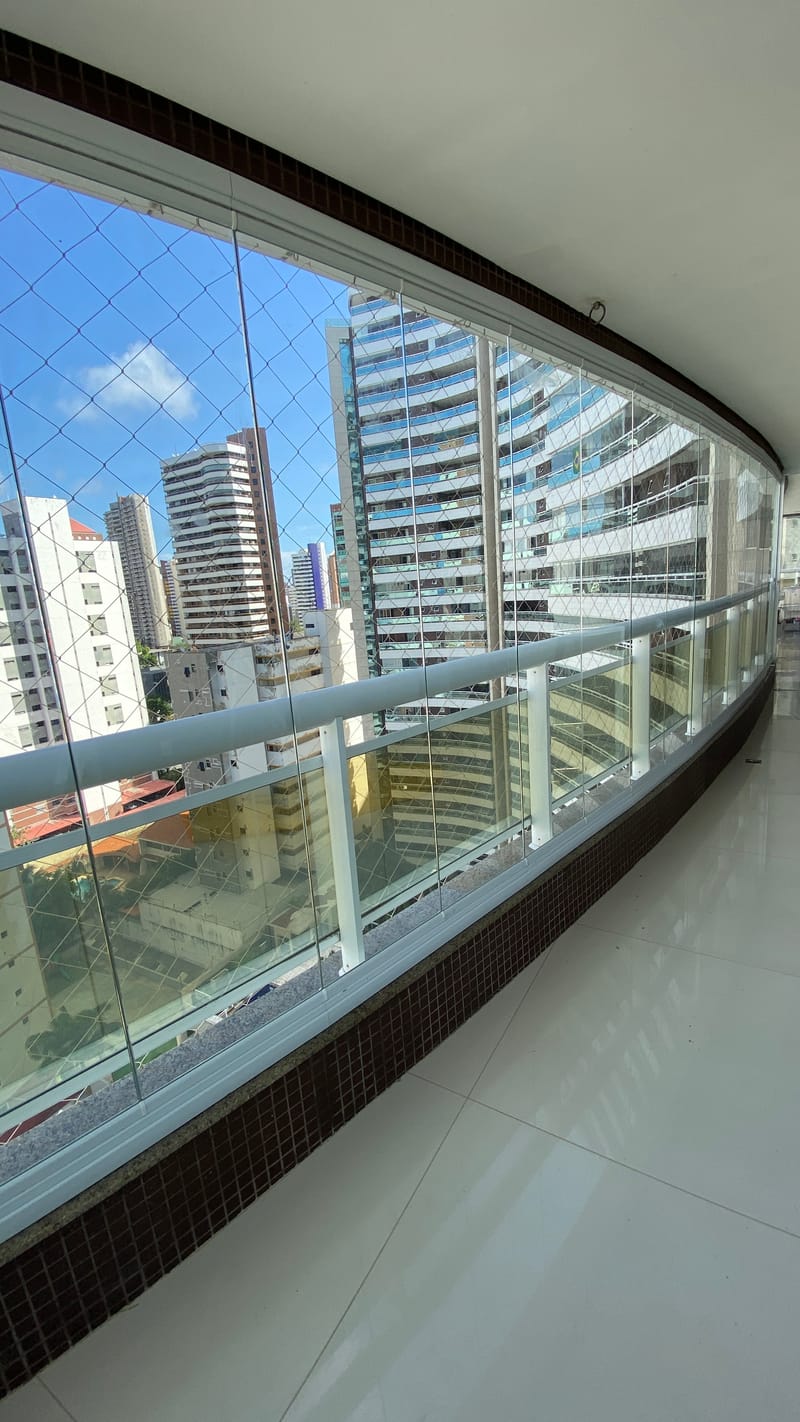 Varanda envidraçada com cortina de vidro executada em Paço do Bem, Fortaleza — foto 3 de 3