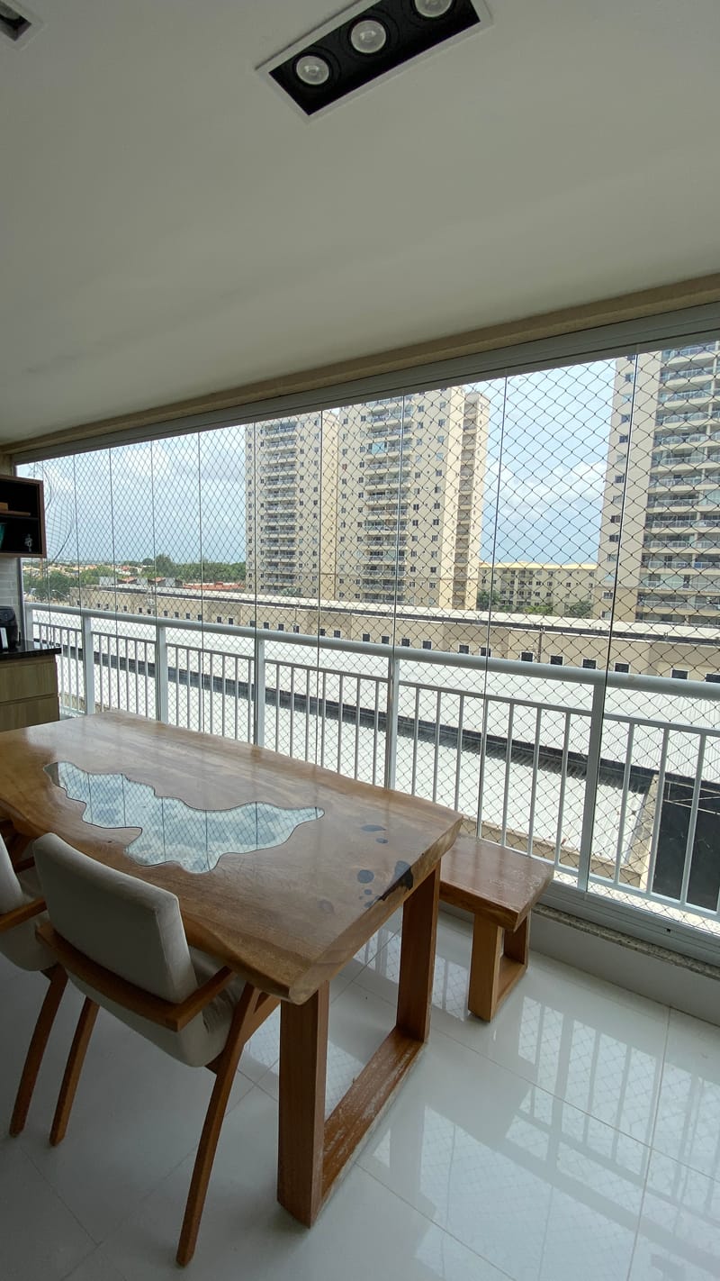 Varanda envidraçada com cortina de vidro executada em Terraço dos Pássaros, Fortaleza — foto 3 de 6
