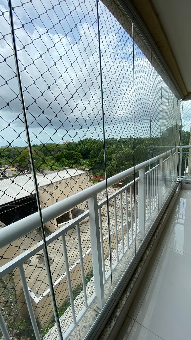 Varanda envidraçada com cortina de vidro executada em Terraço dos Pássaros, Fortaleza — foto 4 de 6