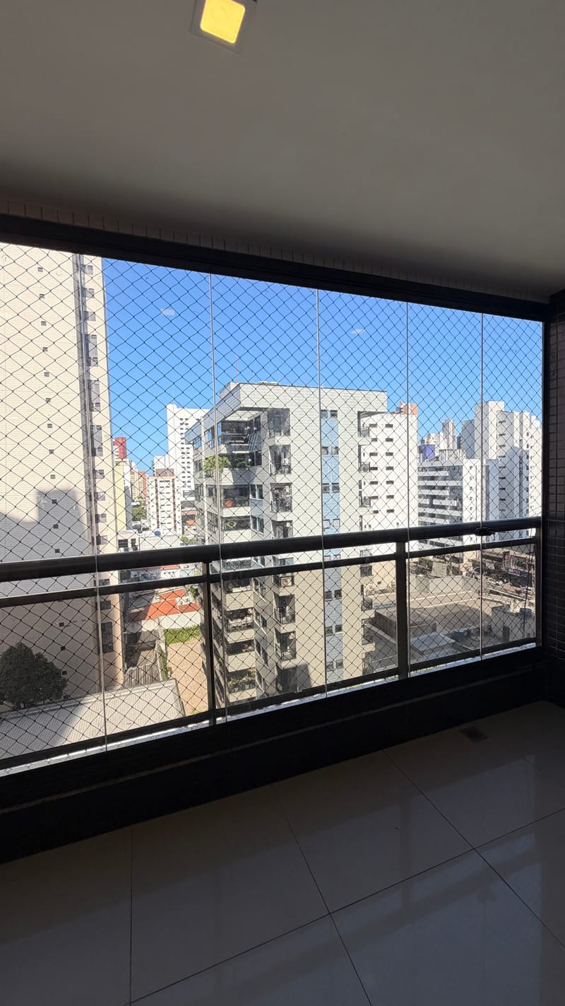 Varanda envidraçada com cortina de vidro executada em Edifício Unique Meireles, Fortaleza