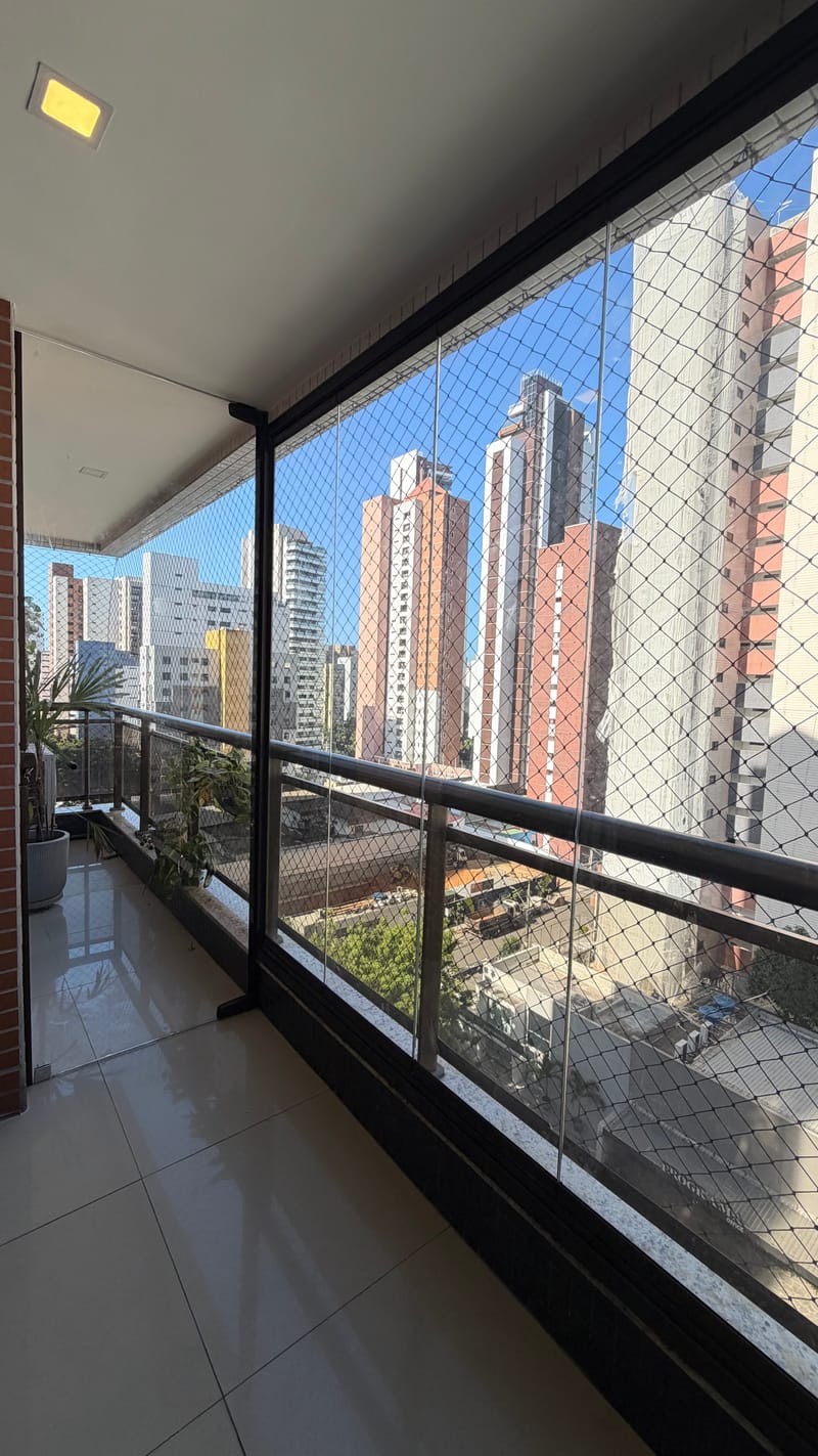 Varanda envidraçada com cortina de vidro executada em Edifício Unique Meireles, Fortaleza — foto 2 de 3