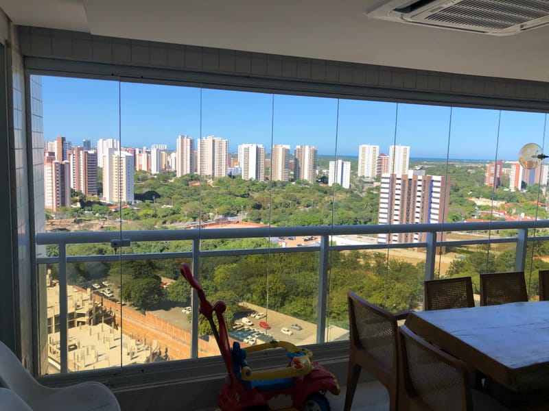 Varanda envidraçada com cortina de vidro executada em Verdi, Fortaleza