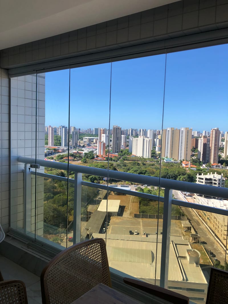 Varanda envidraçada com cortina de vidro executada em Verdi, Fortaleza — foto 3 de 6