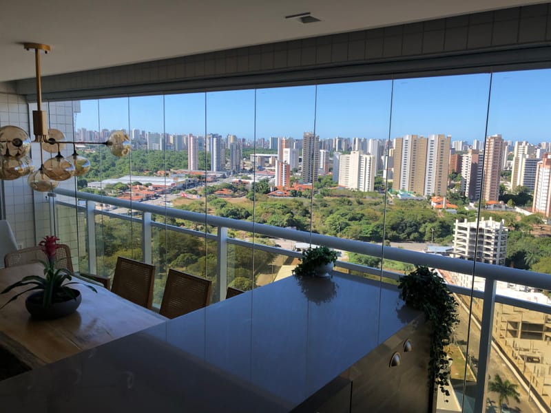 Varanda envidraçada com cortina de vidro executada em Verdi, Fortaleza — foto 5 de 6
