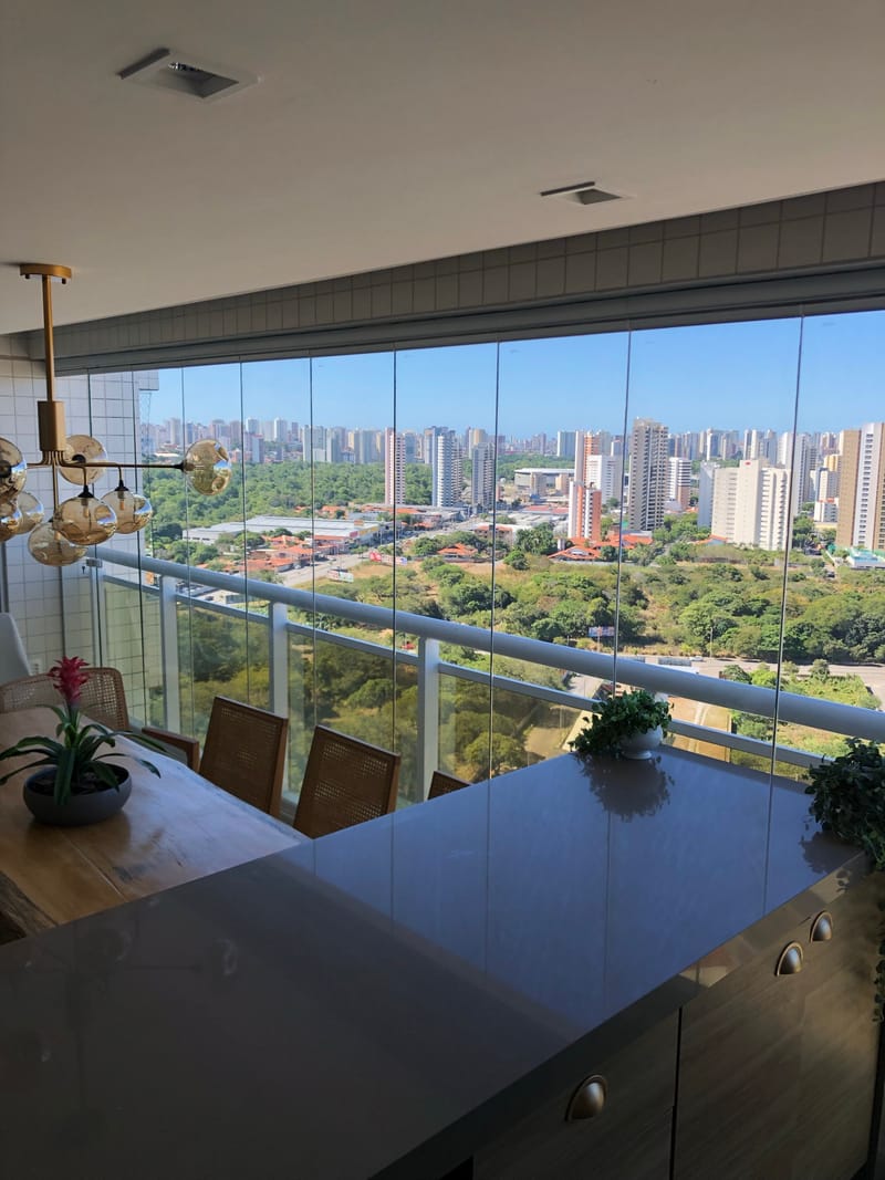 Varanda envidraçada com cortina de vidro executada em Verdi, Fortaleza — foto 6 de 6